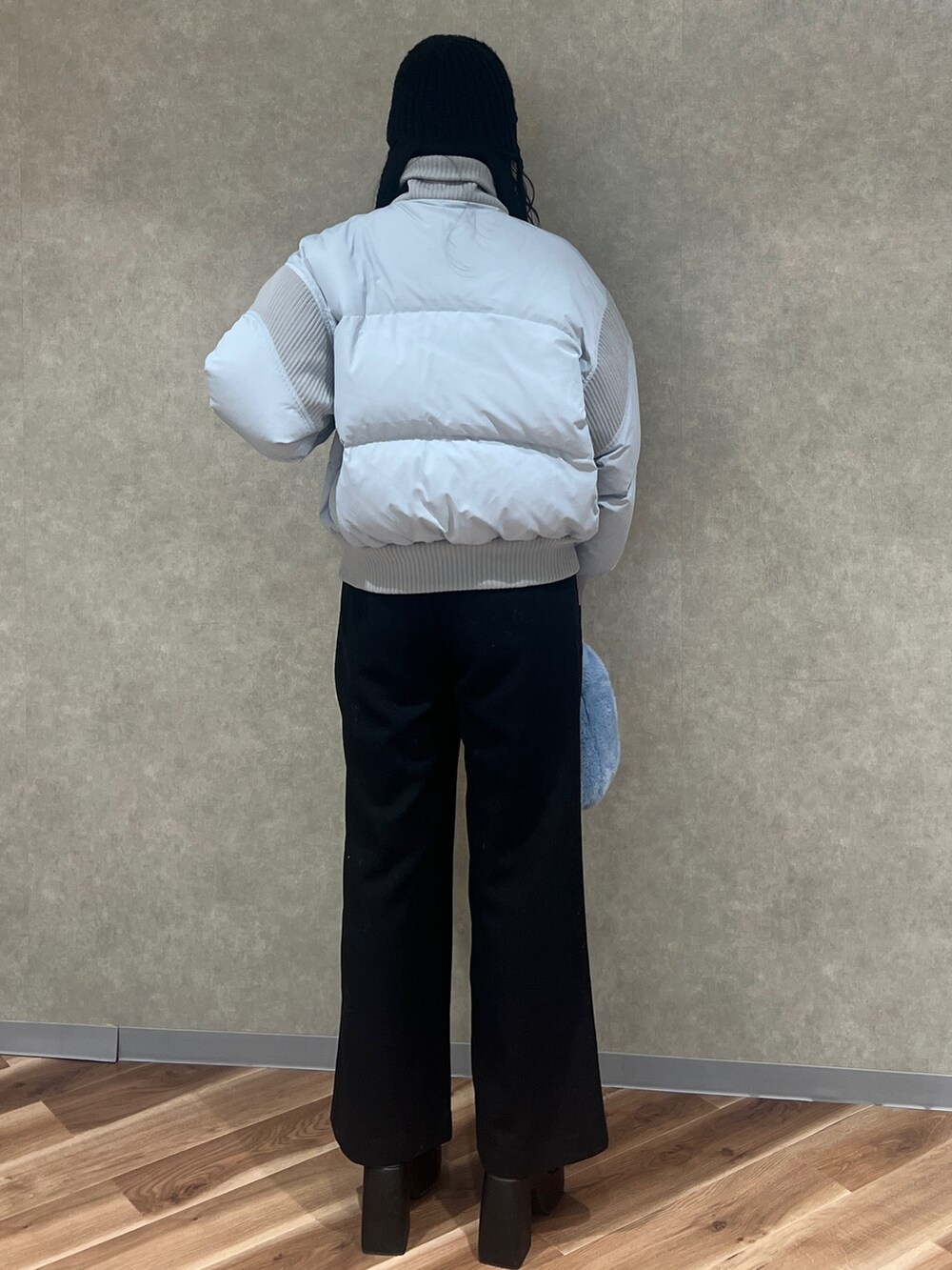 ブルー系のブルゾン、ブルー系のハンドバッグ、ブラック系のその他パンツを着用したレディースの冬コーディネートの3枚目の写真