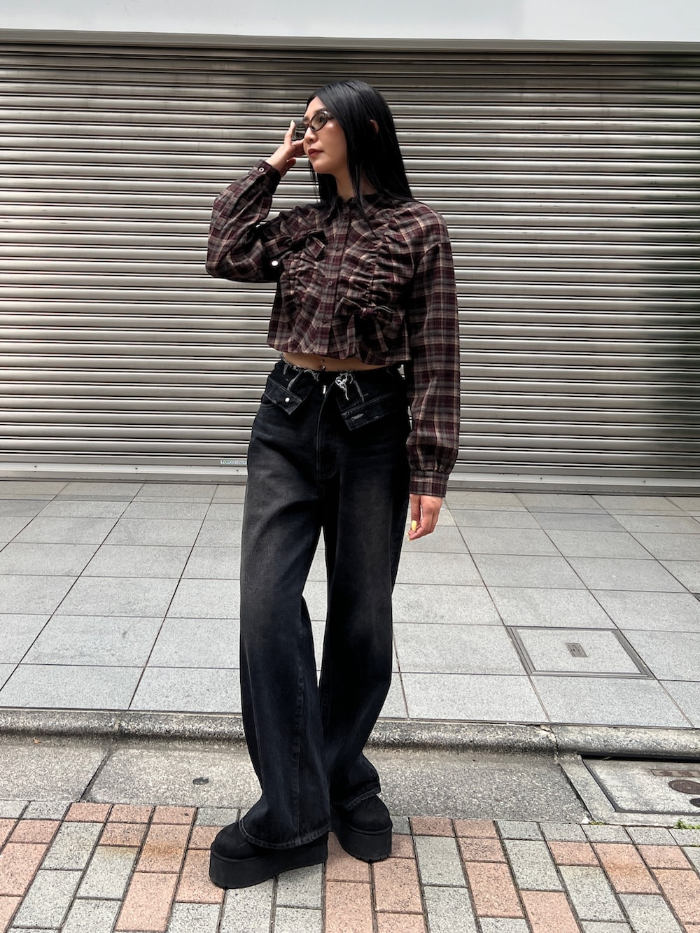 レッド系のシャツ/ブラウス、ブラック系のその他シューズ、ブラック系のデニムパンツを着用したレディースの夏コーディネートの3枚目の写真