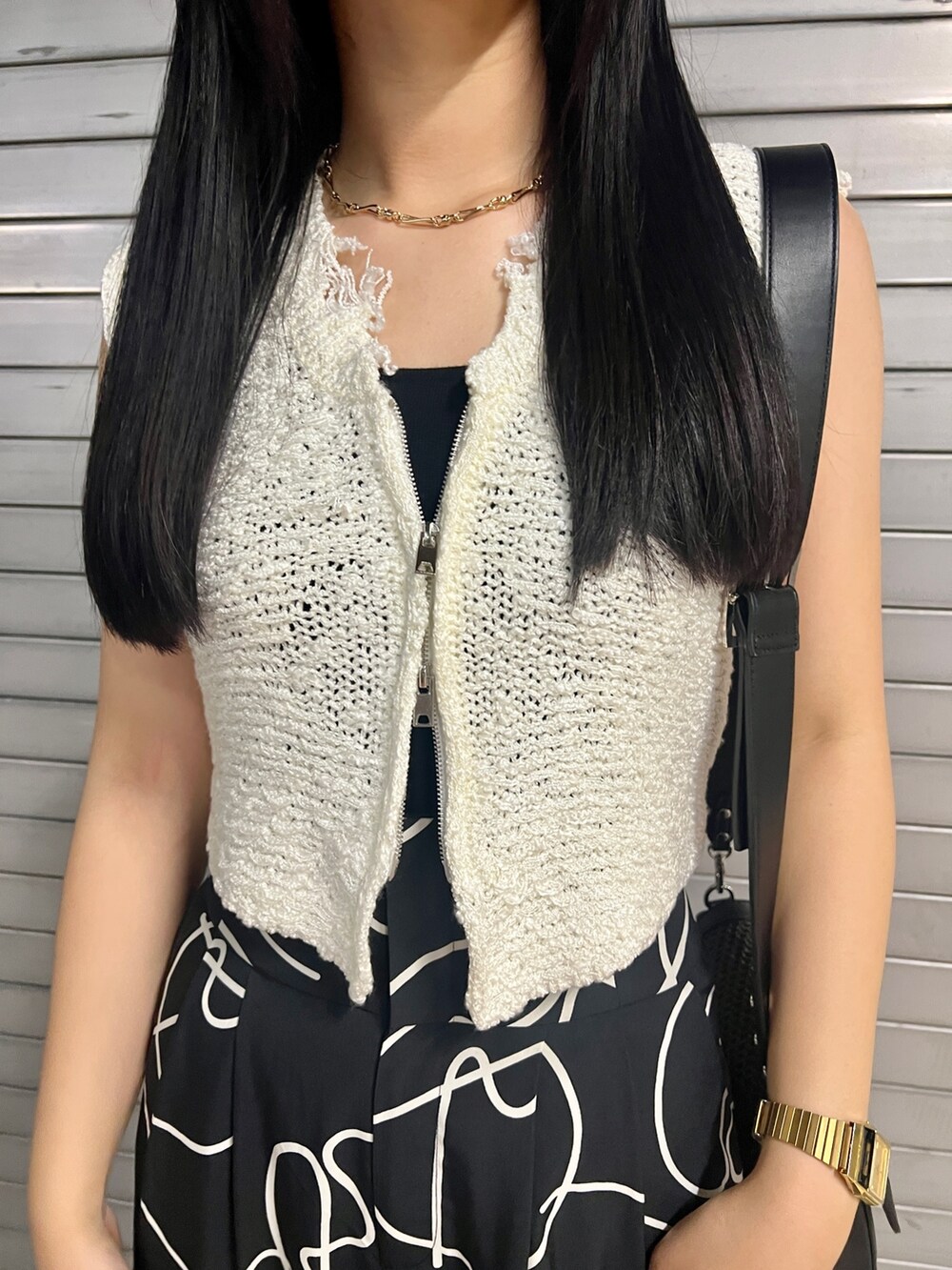その他のその他パンツ、ブラック系のニット/セーター、ブラック系のサンダルを着用したレディースの夏コーディネートの4枚目の写真