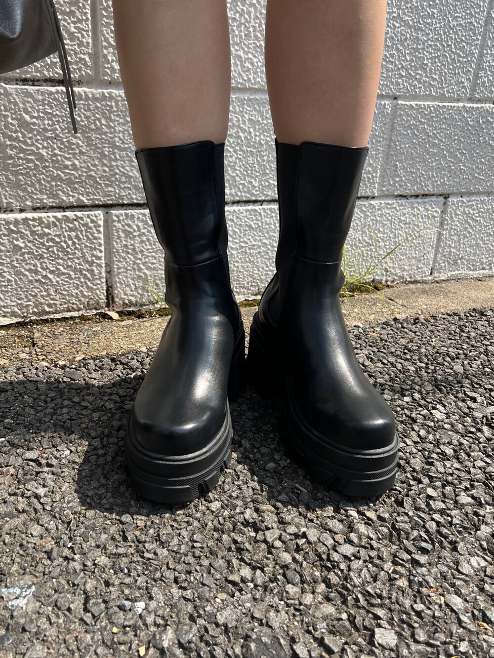 ベージュ系のデニムジャケット、ベージュ系のデニムスカート、シルバー系のハンドバッグを着用したレディースの夏コーディネートの5枚目の写真