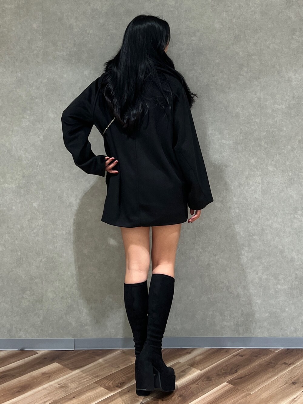 ブラック系のピーコート、その他のブーツ、ブラック系のスカートを着用したレディースの冬コーディネートの4枚目の写真