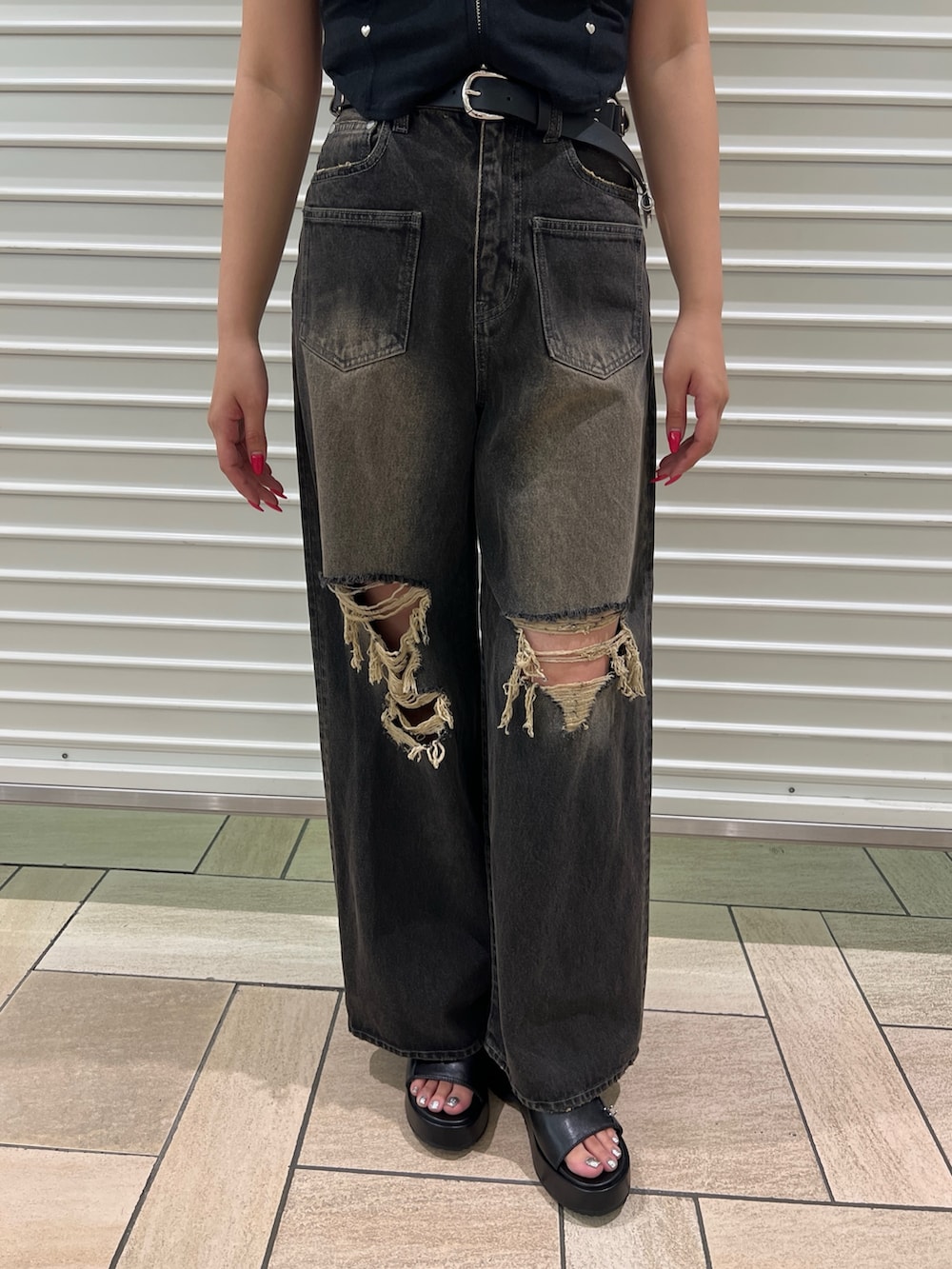 ブラック系のシャツ/ブラウス、ブラック系のデニムパンツ、ブラック系のサンダルを着用したレディースの夏コーディネートの5枚目の写真