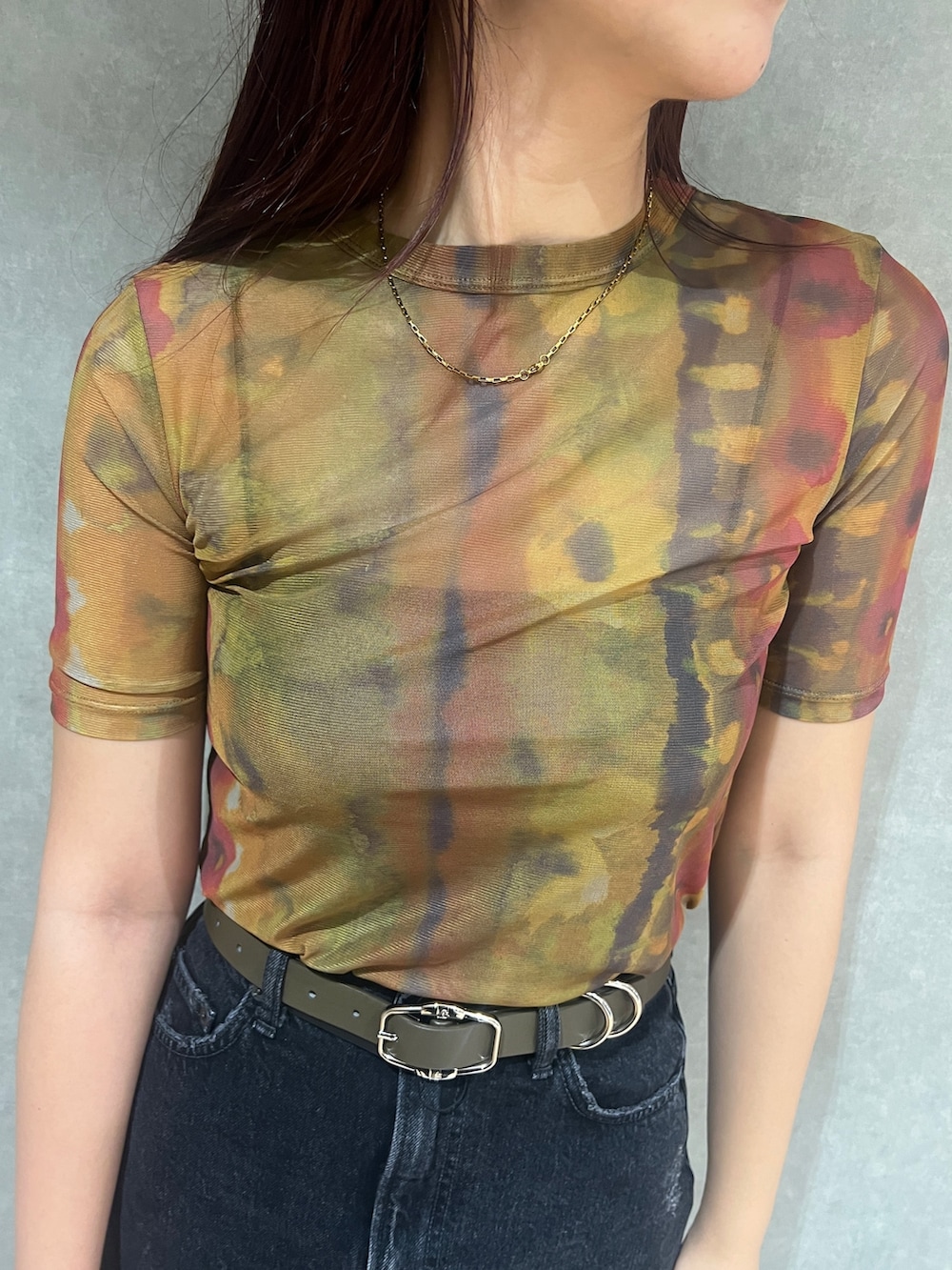 ブラック系のキャミソール、オレンジ系のTシャツ/カットソー、ブラック系のスカートを着用したレディースの夏コーディネートの5枚目の写真