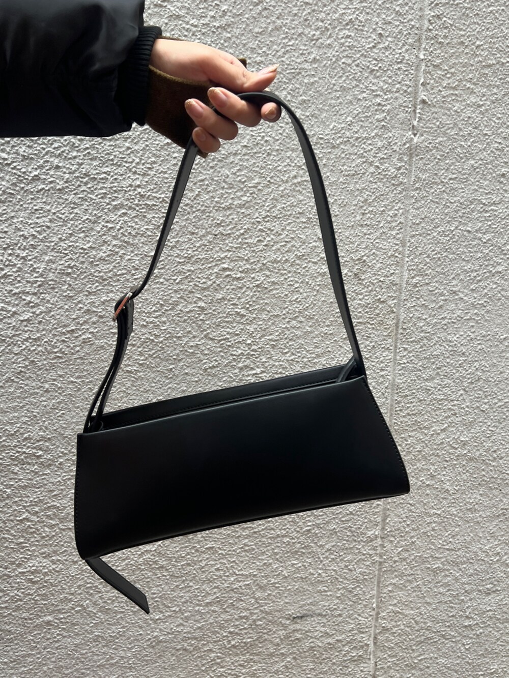 ブルー系のデニムパンツ、その他のローファー、ブラック系のハンドバッグを着用したレディースの秋コーディネートの6枚目の写真