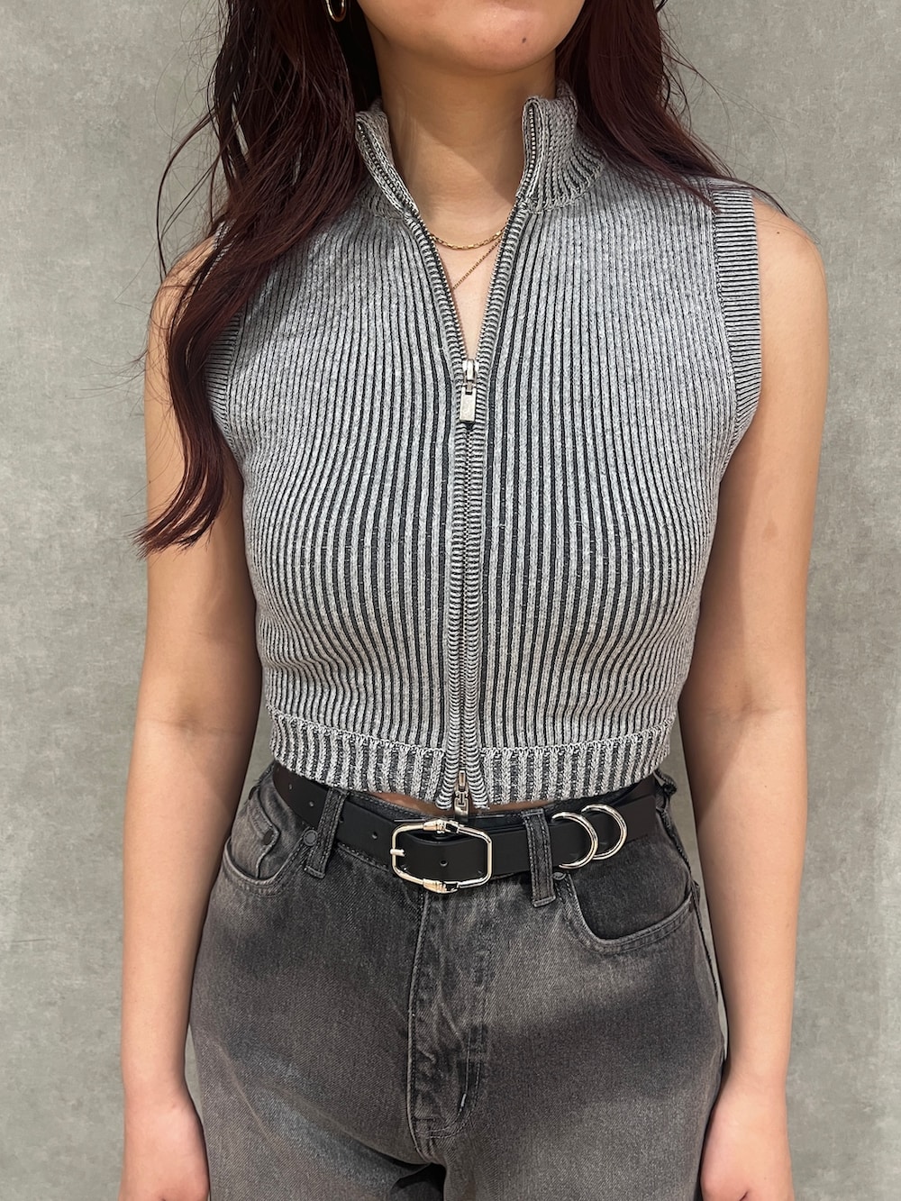 グレー系のニット/セーター、グレー系のデニムパンツ、ブラック系のサンダルを着用したレディースの春コーディネートの4枚目の写真