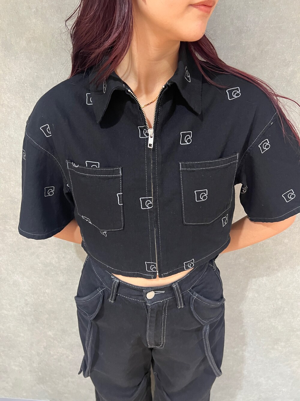 ブラック系のデニムパンツ、ブラック系のシャツ/ブラウス、ブラック系のサンダルを着用したレディースの夏コーディネートの6枚目の写真