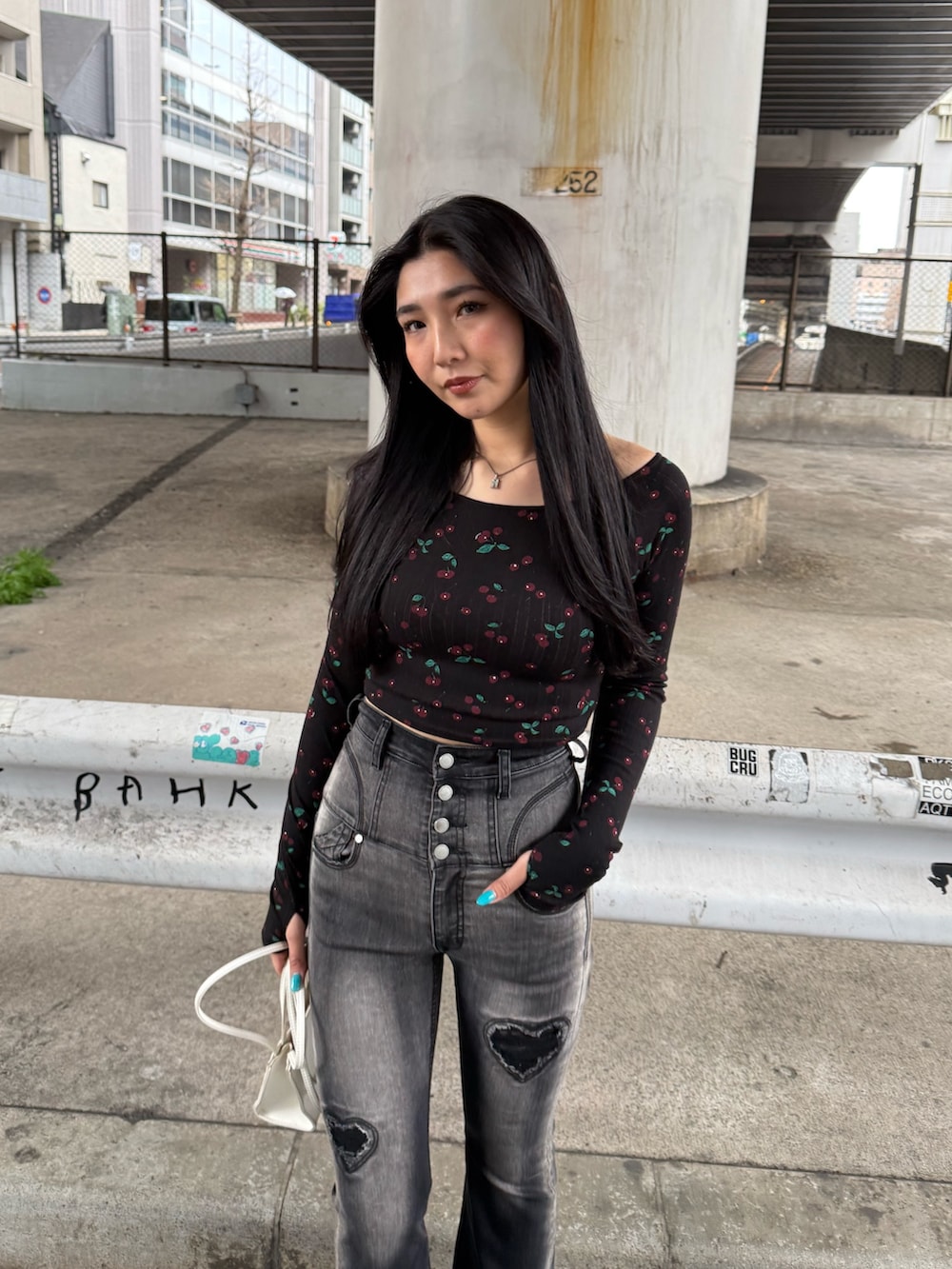 ブラック系のTシャツ/カットソー、ブラック系のデニムパンツ、ブラック系のスニーカーを着用したレディースの春コーディネートの4枚目の写真