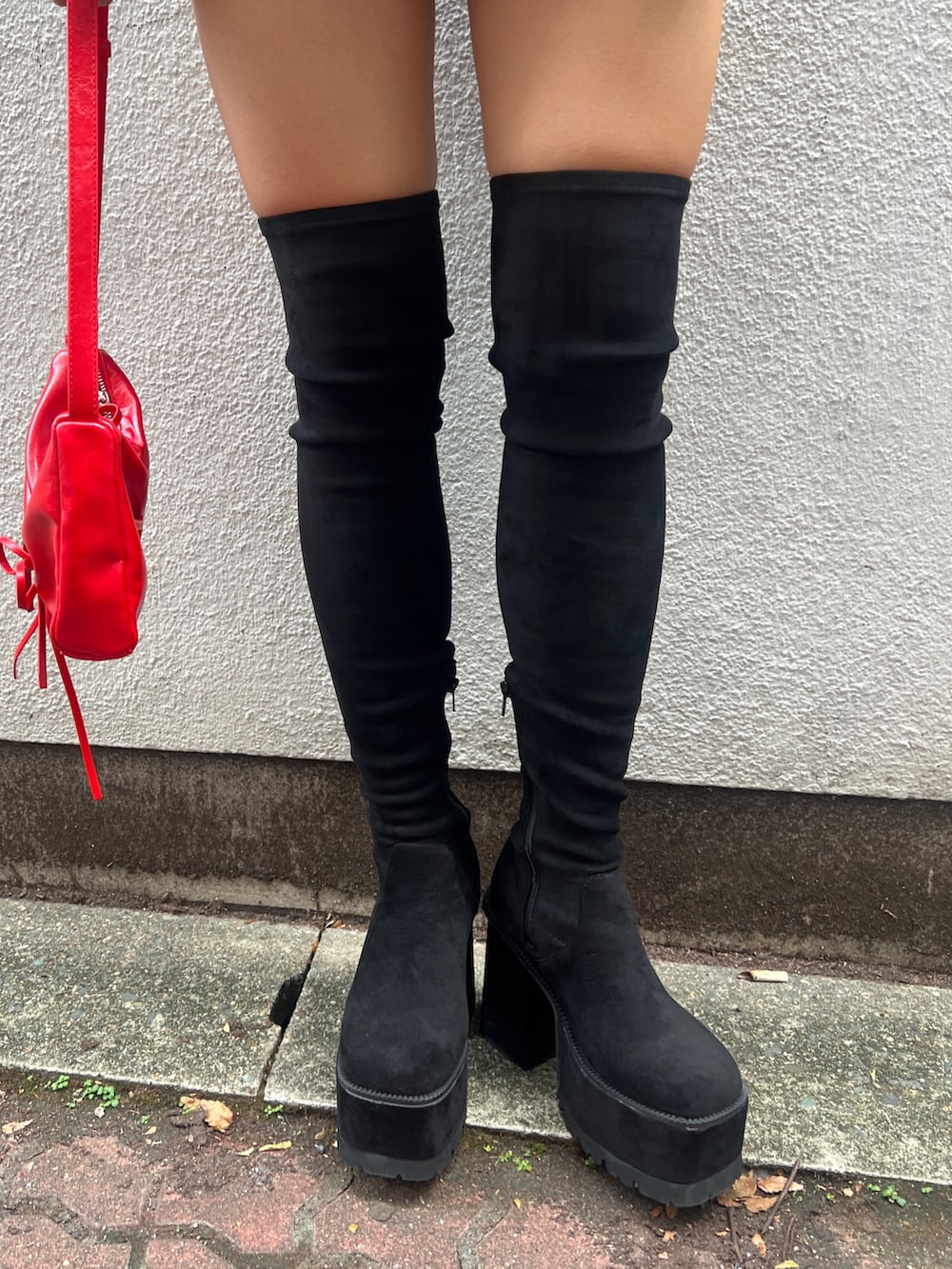 ホワイト系のキャミソール、ブラック系のブルゾン、ブラック系のその他パンツを着用したレディースの秋コーディネートの6枚目の写真