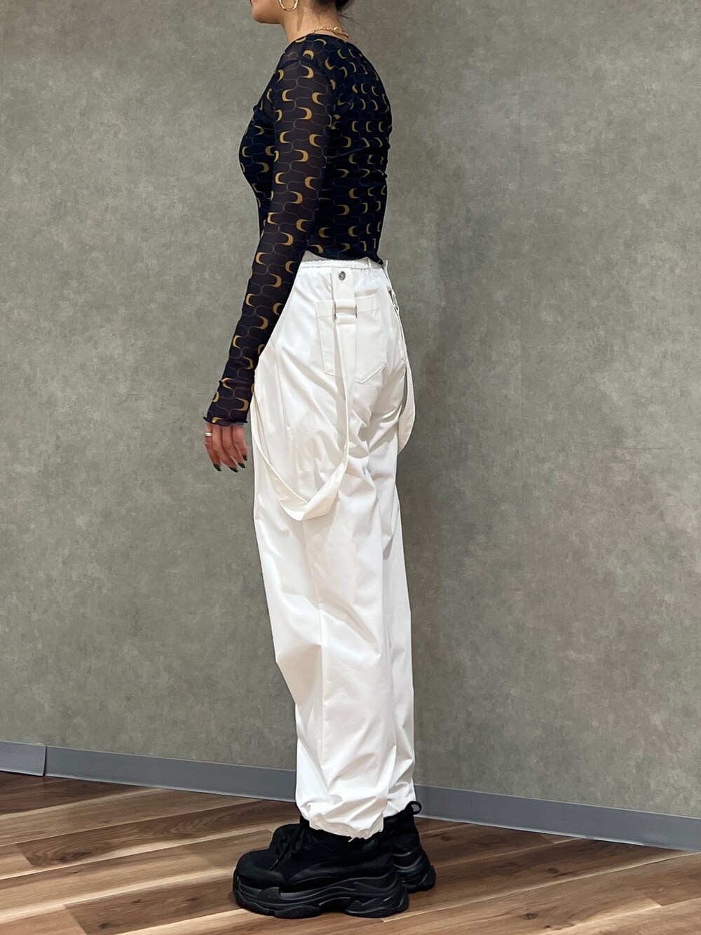 その他のTシャツ/カットソー、ホワイト系のその他パンツ、ブラック系のスニーカーを着用したレディースの春コーディネートの2枚目の写真