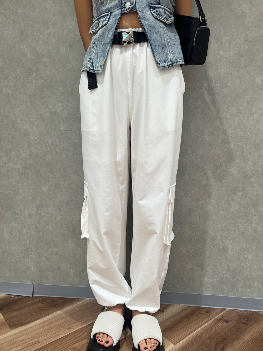 ブルー系のキャミソール、ホワイト系のその他パンツ、ホワイト系のサンダルを着用したレディースの夏コーディネートの5枚目の写真