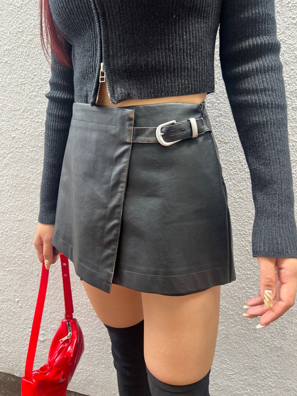 ブラック系のニット/セーター、ブラック系のその他パンツ、ブラック系のブーツを着用したレディースの秋コーディネートの6枚目の写真