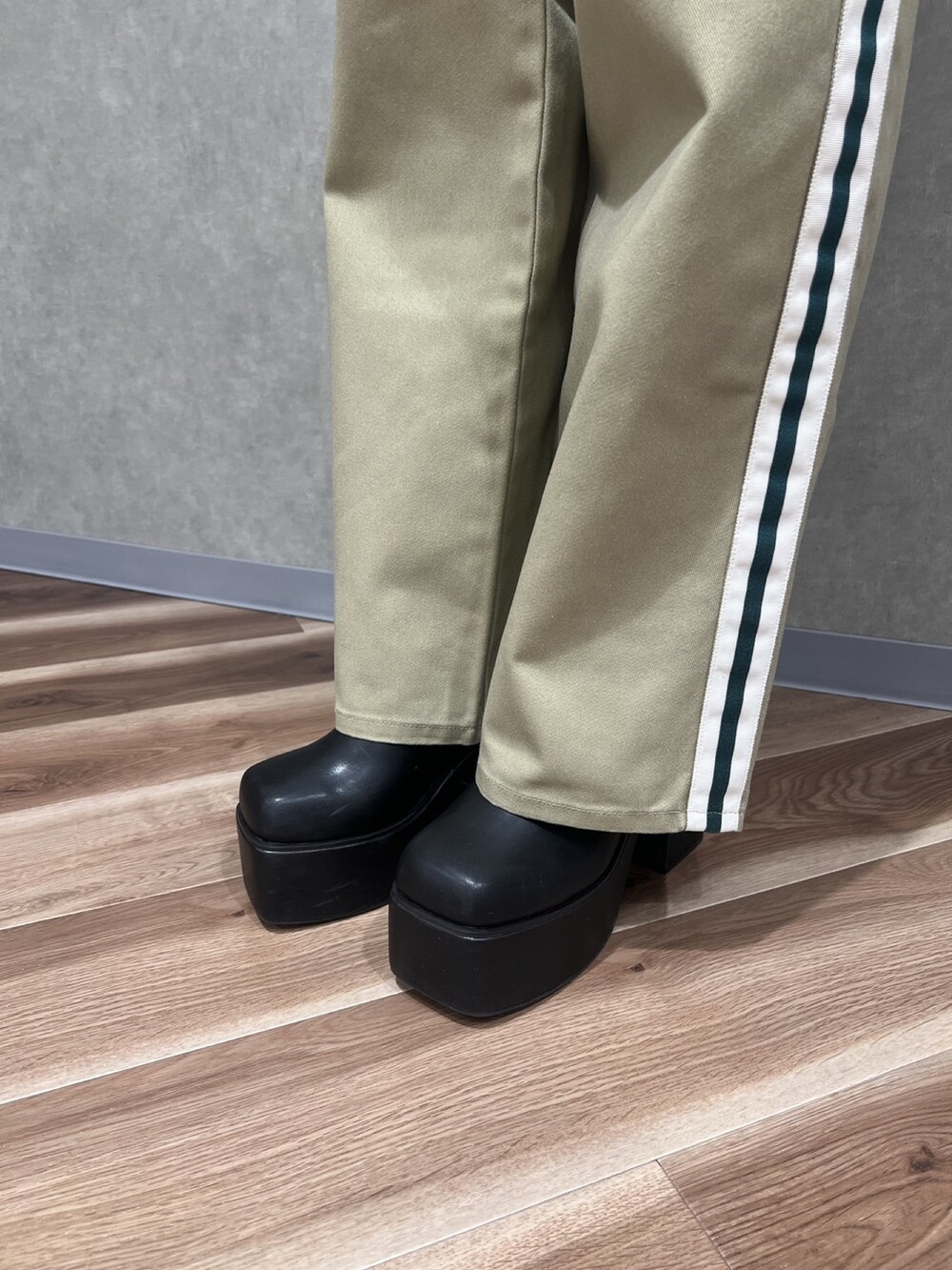 ブラック系のブルゾン、ブラック系のブーツ、ブラック系のニット/セーターを着用したレディースの秋コーディネートの6枚目の写真