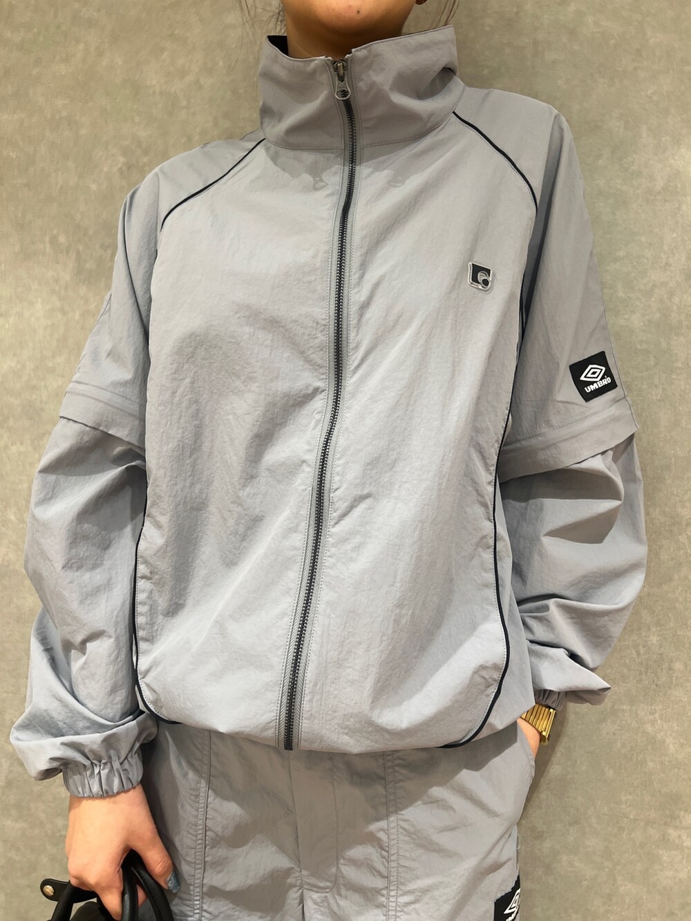 グレー系のその他パンツ、グレー系のブルゾン、ブラック系のパンプスを着用したレディースの春コーディネートの5枚目の写真