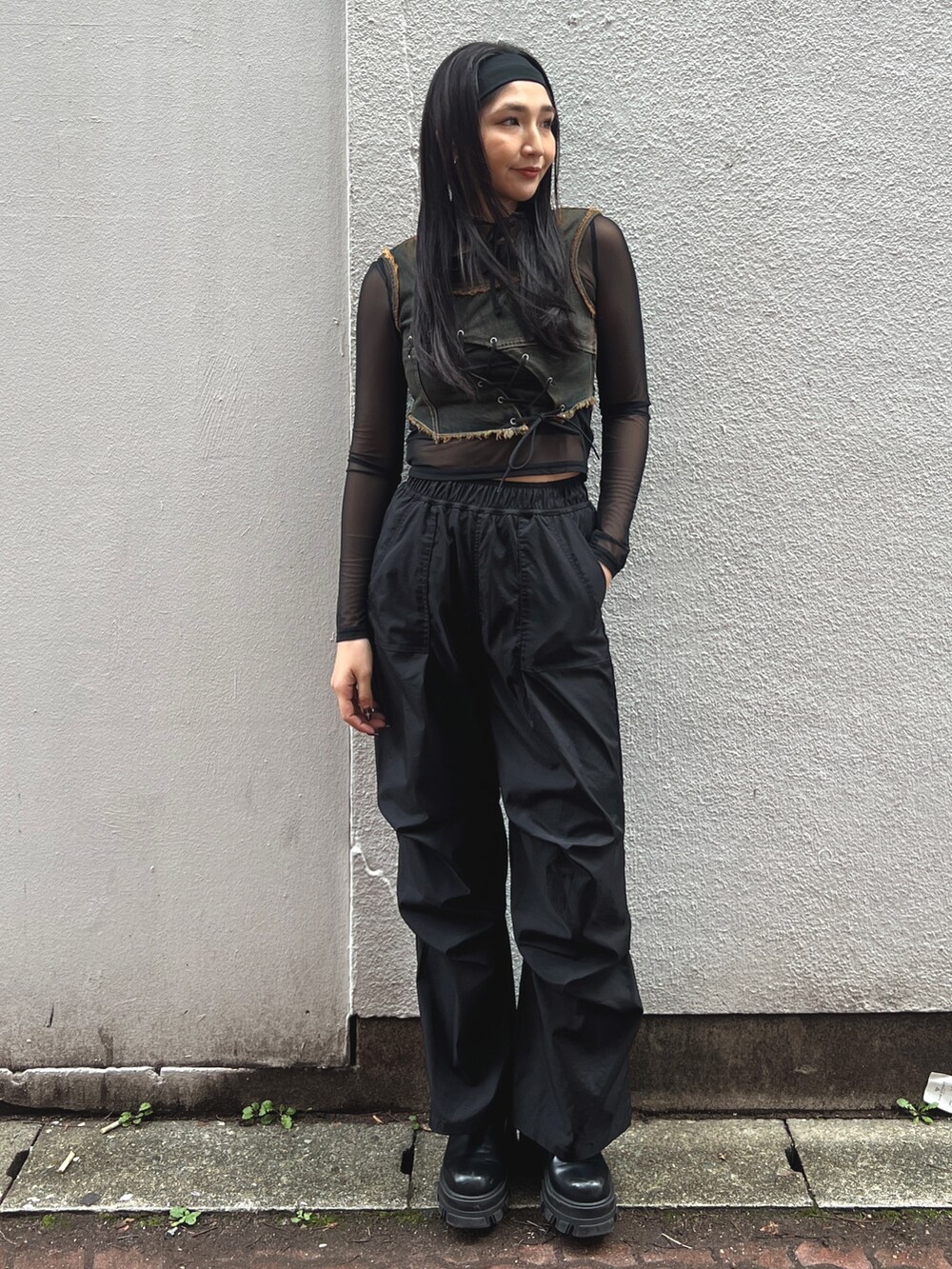 ブルー系のタンクトップ、ブラック系のTシャツ/カットソー、ブラック系のその他パンツを着用したレディースの春コーディネートの2枚目の写真