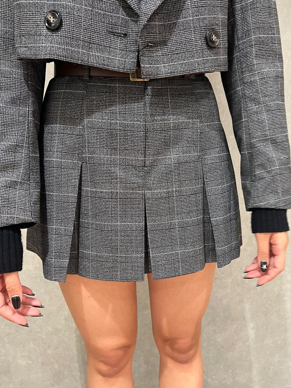 ブラウン系のテーラードジャケット、ブラック系のニット/セーター、その他のスカートを着用したレディースの秋コーディネートの5枚目の写真