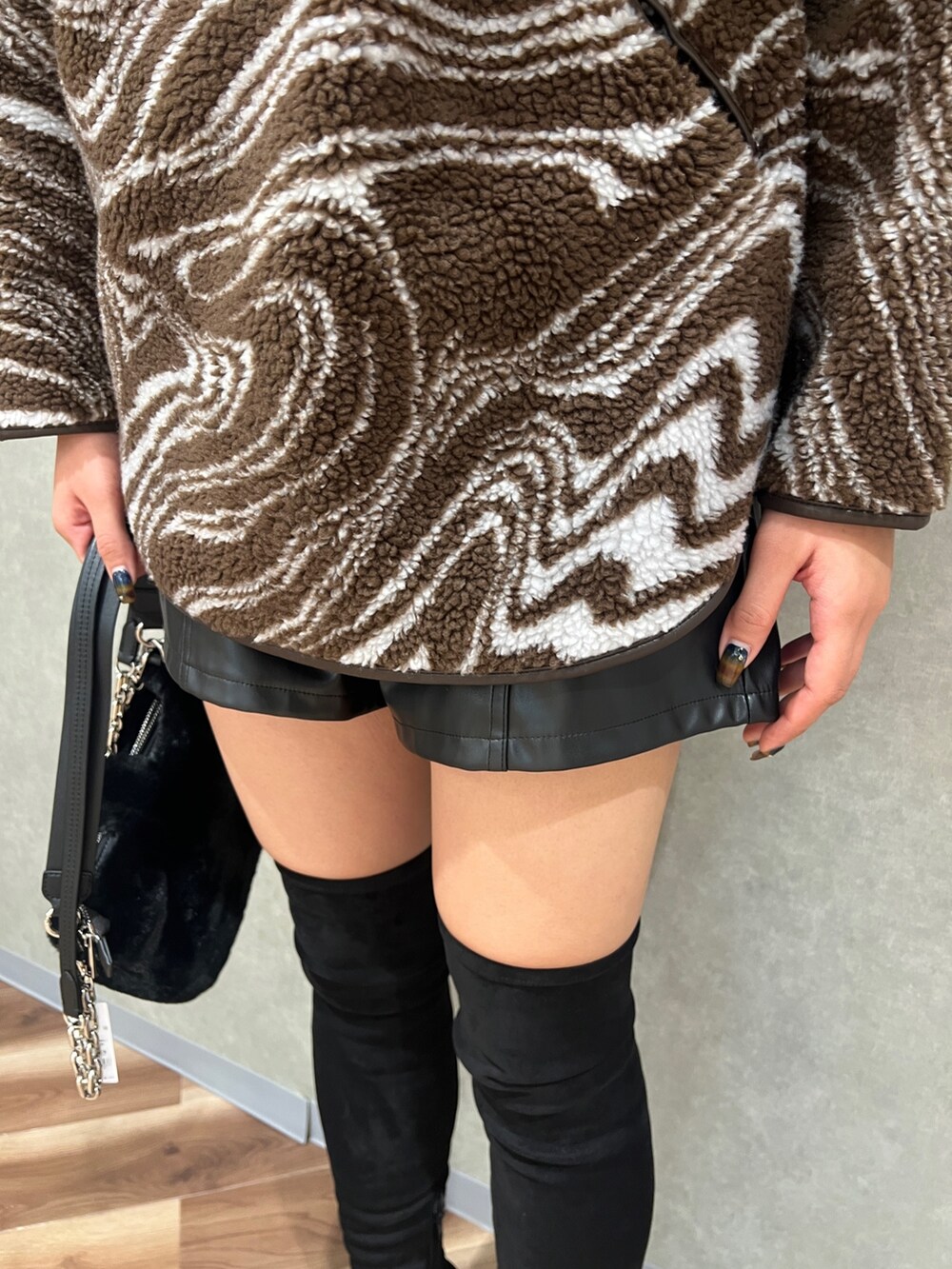 ブラウン系のTシャツ/カットソー、ブラック系のその他パンツ、ブラック系のブーツを着用したレディースの秋コーディネートの5枚目の写真