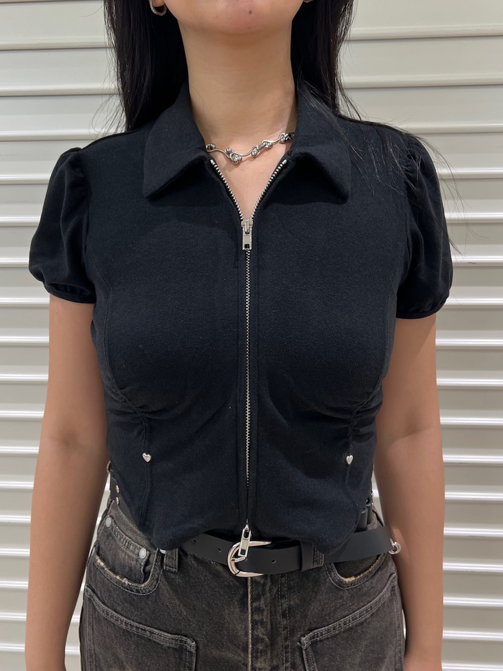 ブラック系のシャツ/ブラウス、ブラック系のデニムパンツ、ブラック系のサンダルを着用したレディースの夏コーディネートの4枚目の写真