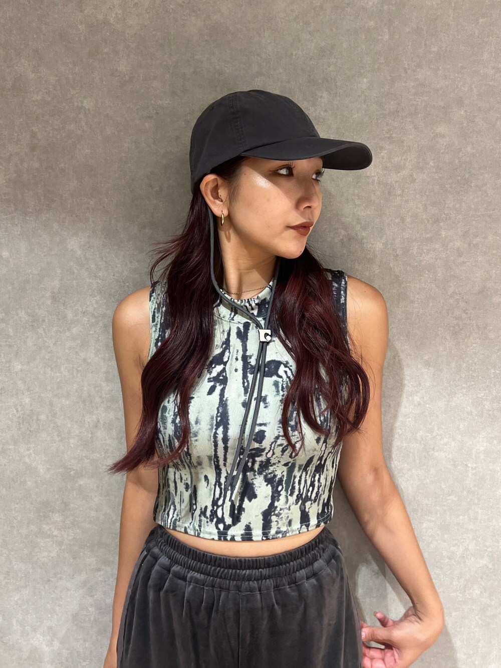 その他のタンクトップ、グレー系のその他パンツ、ブラック系のスニーカーを着用したレディースの夏コーディネートの4枚目の写真