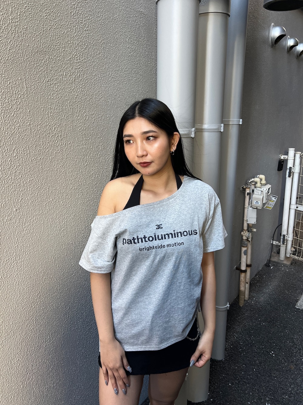 グレー系のTシャツ/カットソー、ブラック系のタンクトップ、ブラック系のスカートを着用したレディースの冬コーディネートの4枚目の写真