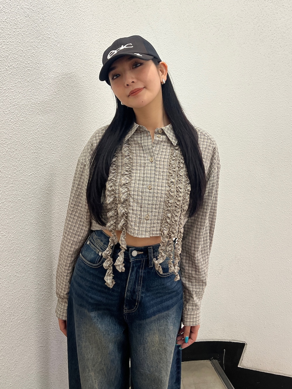 ベージュ系のシャツ/ブラウス、ブルー系のデニムパンツ、ブラック系のスニーカーを着用したレディースの春コーディネートの4枚目の写真