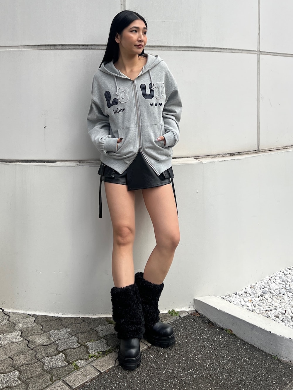 グレー系のパーカー、ブラック系のその他パンツ、ブラック系のブーツを着用したレディースの冬コーディネートの2枚目の写真