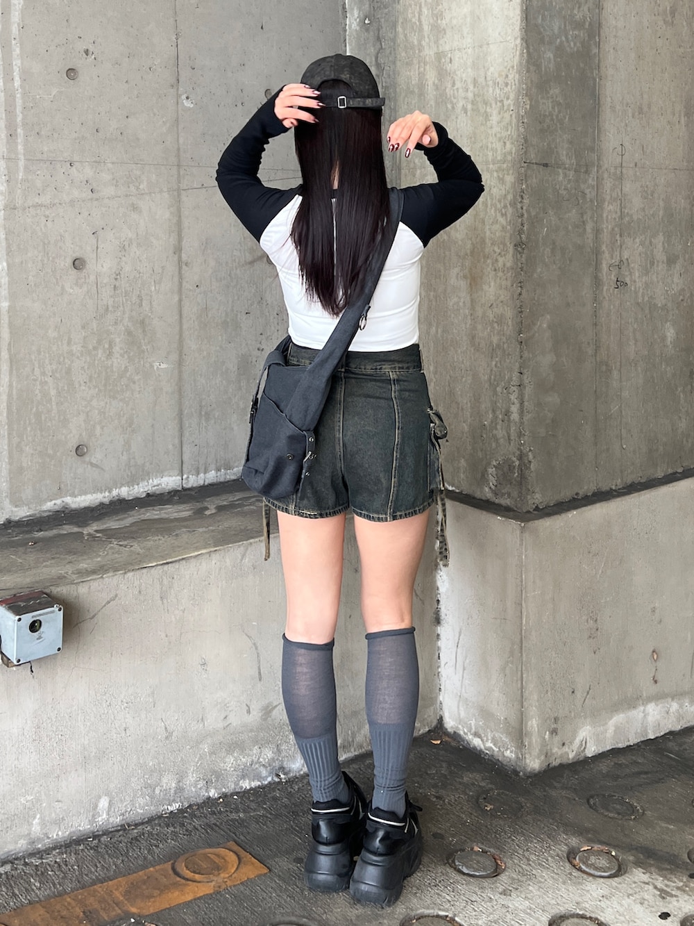 ホワイト系のTシャツ/カットソー、ブラック系のその他パンツ、ブラック系のスニーカーを着用したレディースの春コーディネートの5枚目の写真