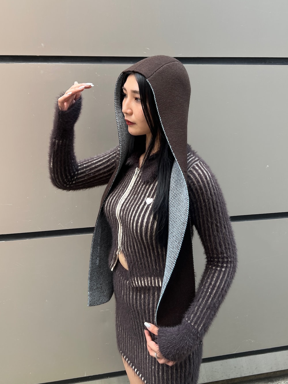 ブラック系のブーツ、ブラウン系のスカート、ブラウン系のニット/セーターを着用したレディースの夏コーディネートの5枚目の写真