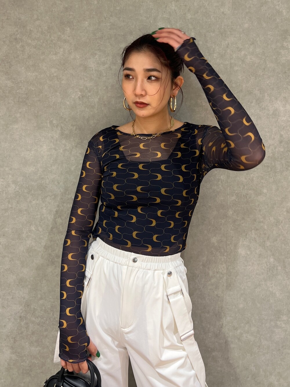 その他のTシャツ/カットソー、ホワイト系のその他パンツ、ブラック系のスニーカーを着用したレディースの春コーディネートの7枚目の写真