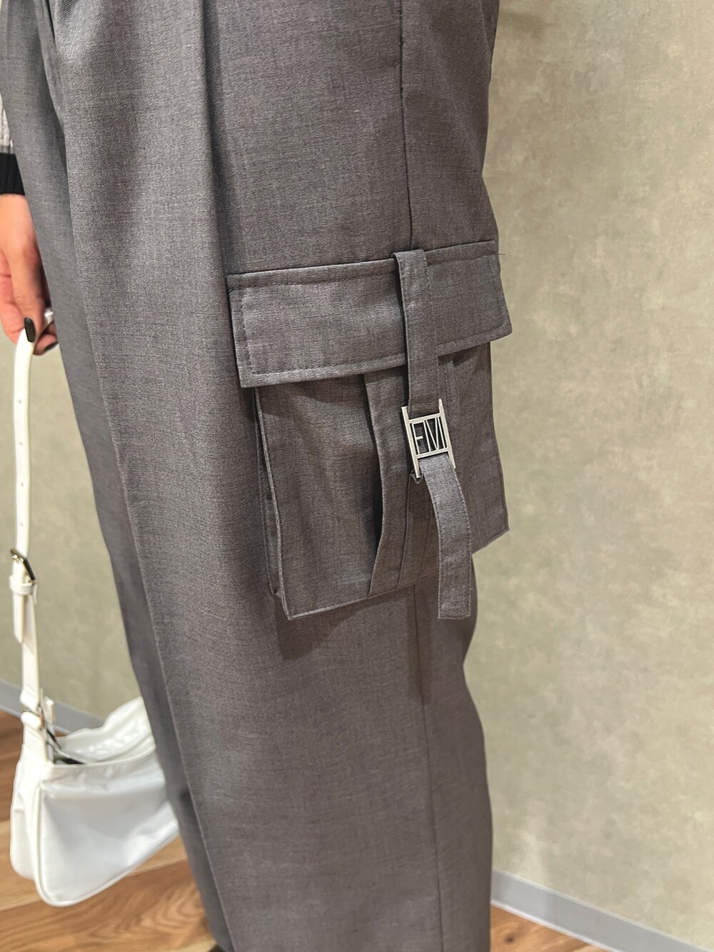 その他のニット/セーター、ホワイト系のハンドバッグ、グレー系のカーゴパンツを着用したレディースの秋コーディネートの6枚目の写真