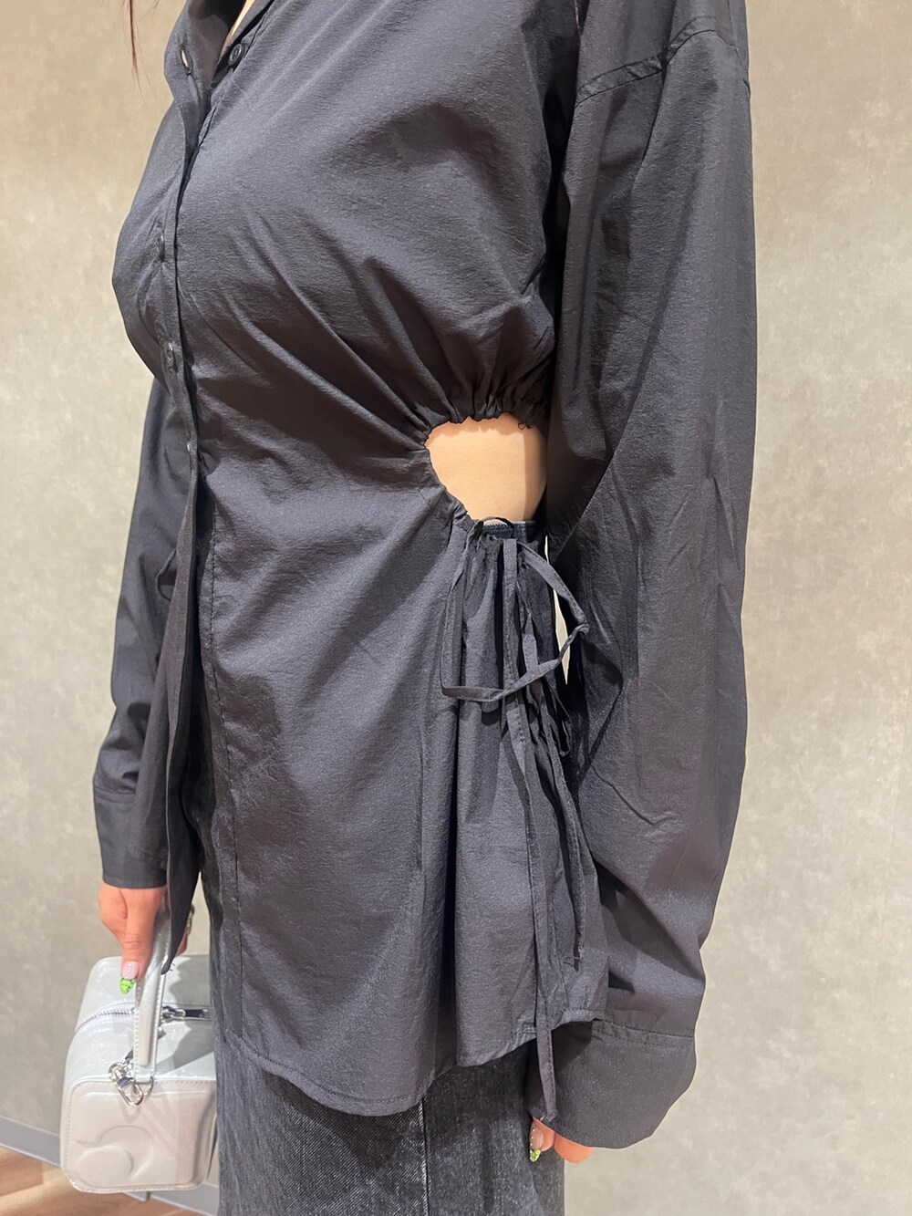 ブラック系のシャツ/ブラウス、ブラック系のスカート、グレー系のハンドバッグを着用したレディースの夏コーディネートの7枚目の写真