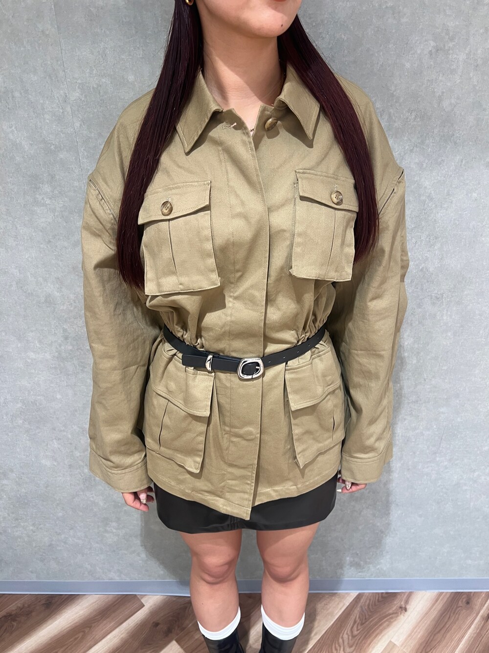 ブラック系のブーツ、その他のスカート、ベージュ系のその他アウターを着用したレディースの夏コーディネートの4枚目の写真