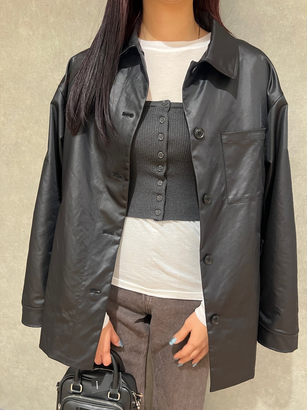 ブラック系のナイロンジャケット、グレー系のチューブトップ、ホワイト系のTシャツ/カットソーを着用したレディースの春コーディネートの5枚目の写真