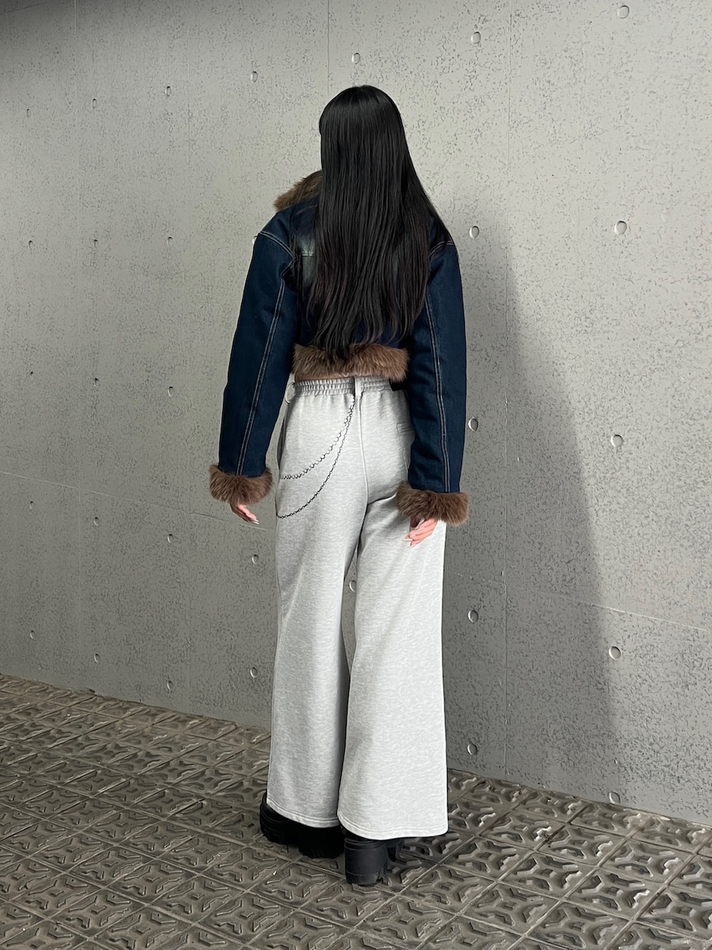 ブルー系のブルゾン、ホワイト系のTシャツ/カットソー、グレー系のスウェットパンツを着用したレディースの秋コーディネートの3枚目の写真