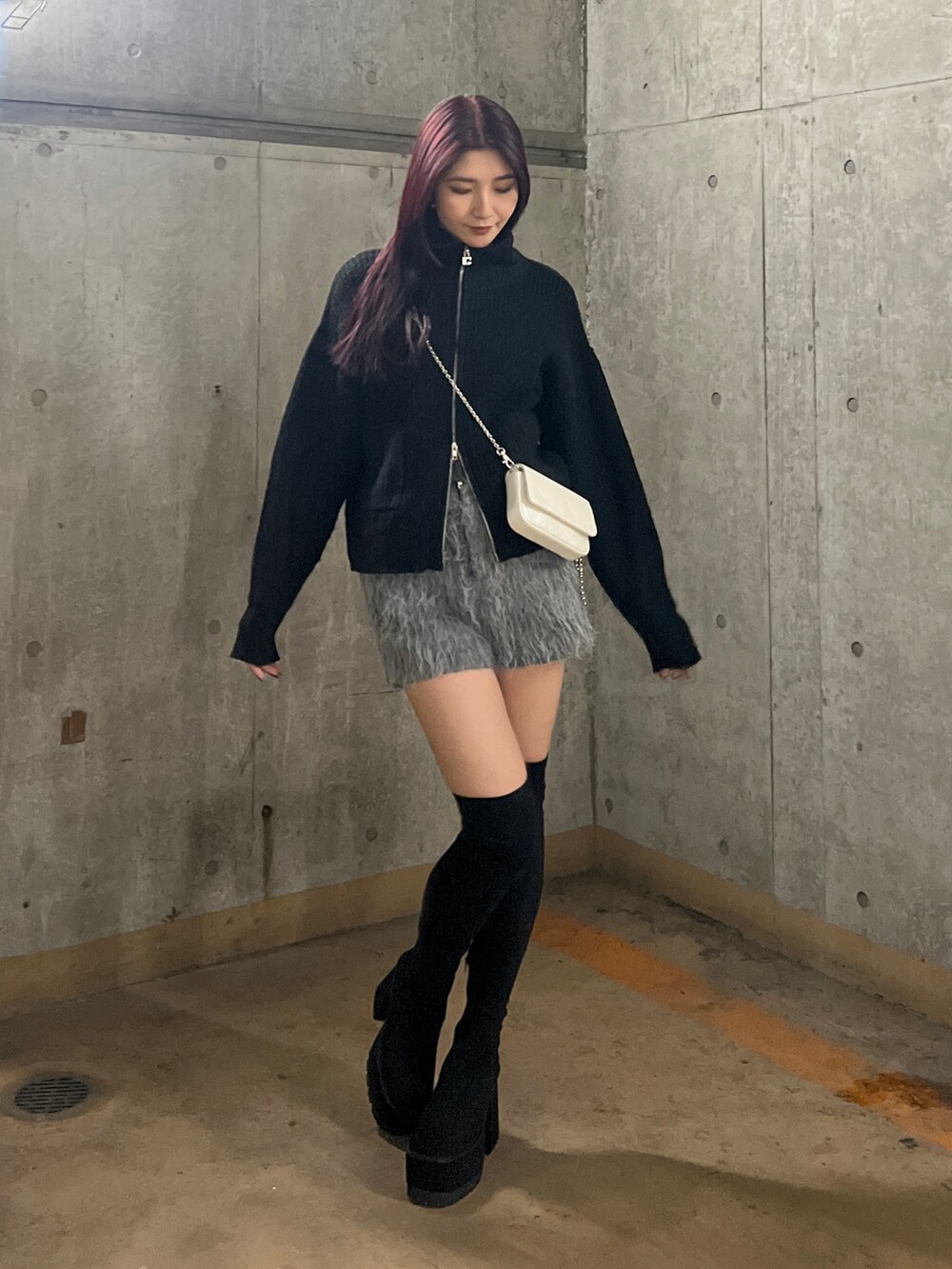 ブラック系のカーディガン/ボレロ、グレー系のその他パンツ、ブラック系のブーツを着用したレディースの冬コーディネートの3枚目の写真