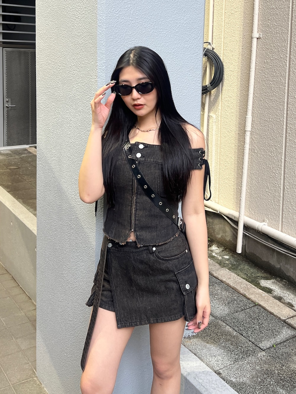 ブラウン系のTシャツ/カットソー、ブラウン系のスカート、ブラック系のサンダルを着用したレディースの春コーディネートの3枚目の写真