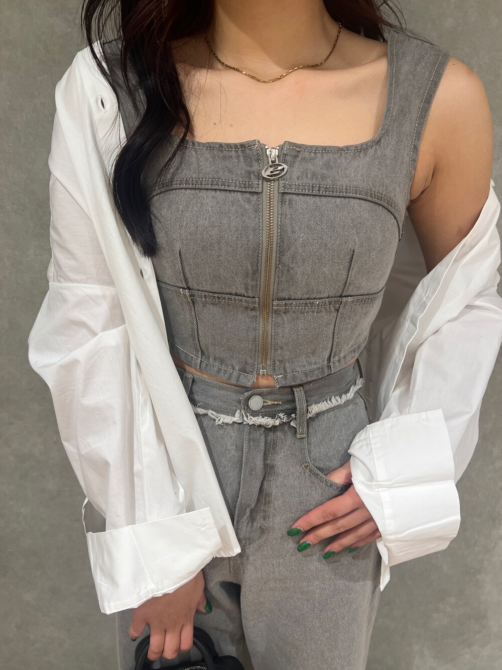 ホワイト系のシャツ/ブラウス、グレー系のキャミソール、グレー系のデニムパンツを着用したレディースの春コーディネートの5枚目の写真