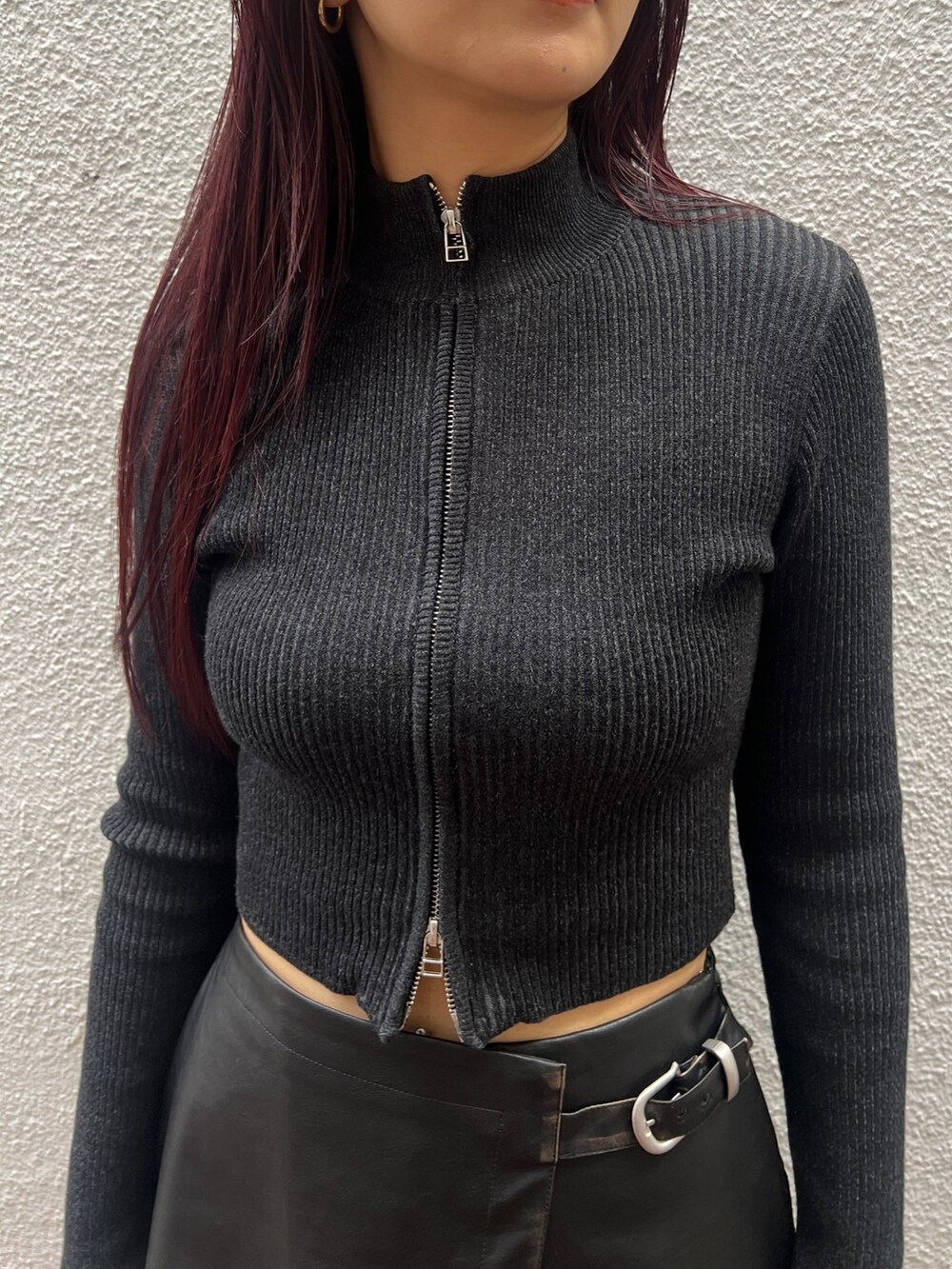 ブラック系のニット/セーター、ブラック系のその他パンツ、ブラック系のブーツを着用したレディースの秋コーディネートの5枚目の写真