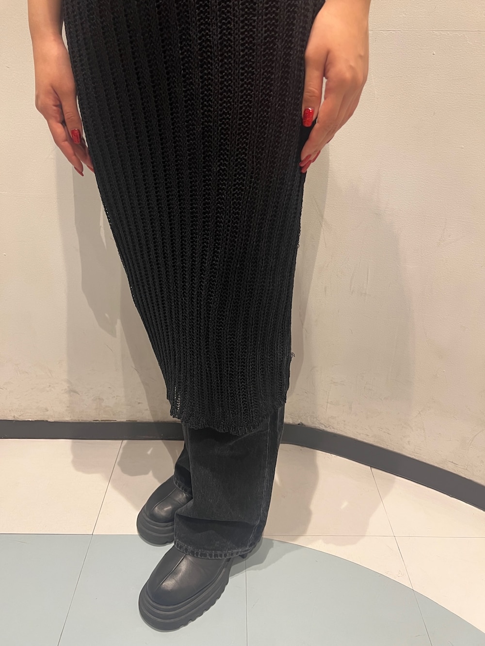 ブラック系のタンクトップ、ブラック系のワンピース、ブラック系のデニムパンツを着用したレディースの春コーディネートの4枚目の写真