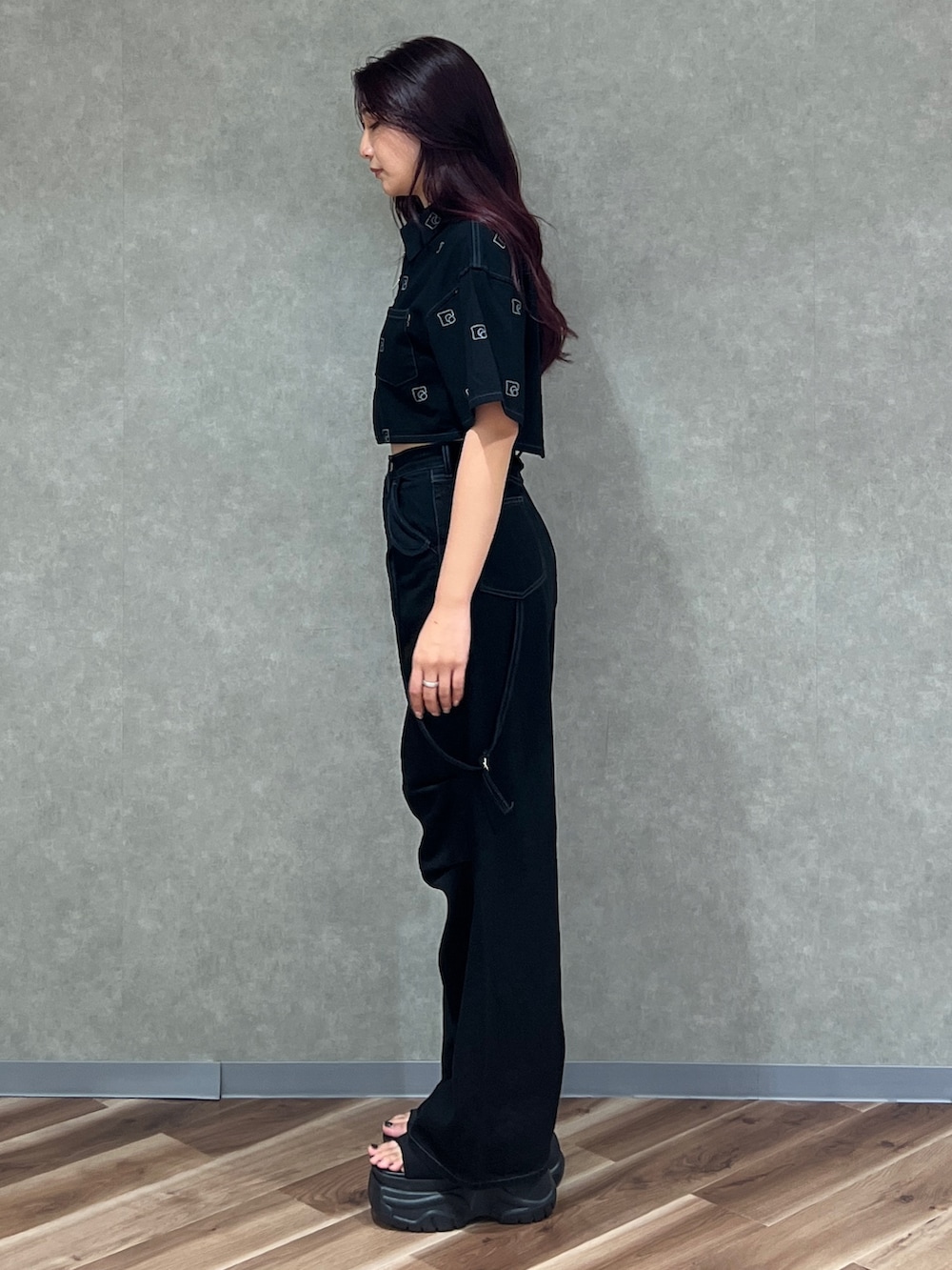 ブラック系のデニムパンツ、ブラック系のシャツ/ブラウス、ブラック系のサンダルを着用したレディースの夏コーディネートの4枚目の写真