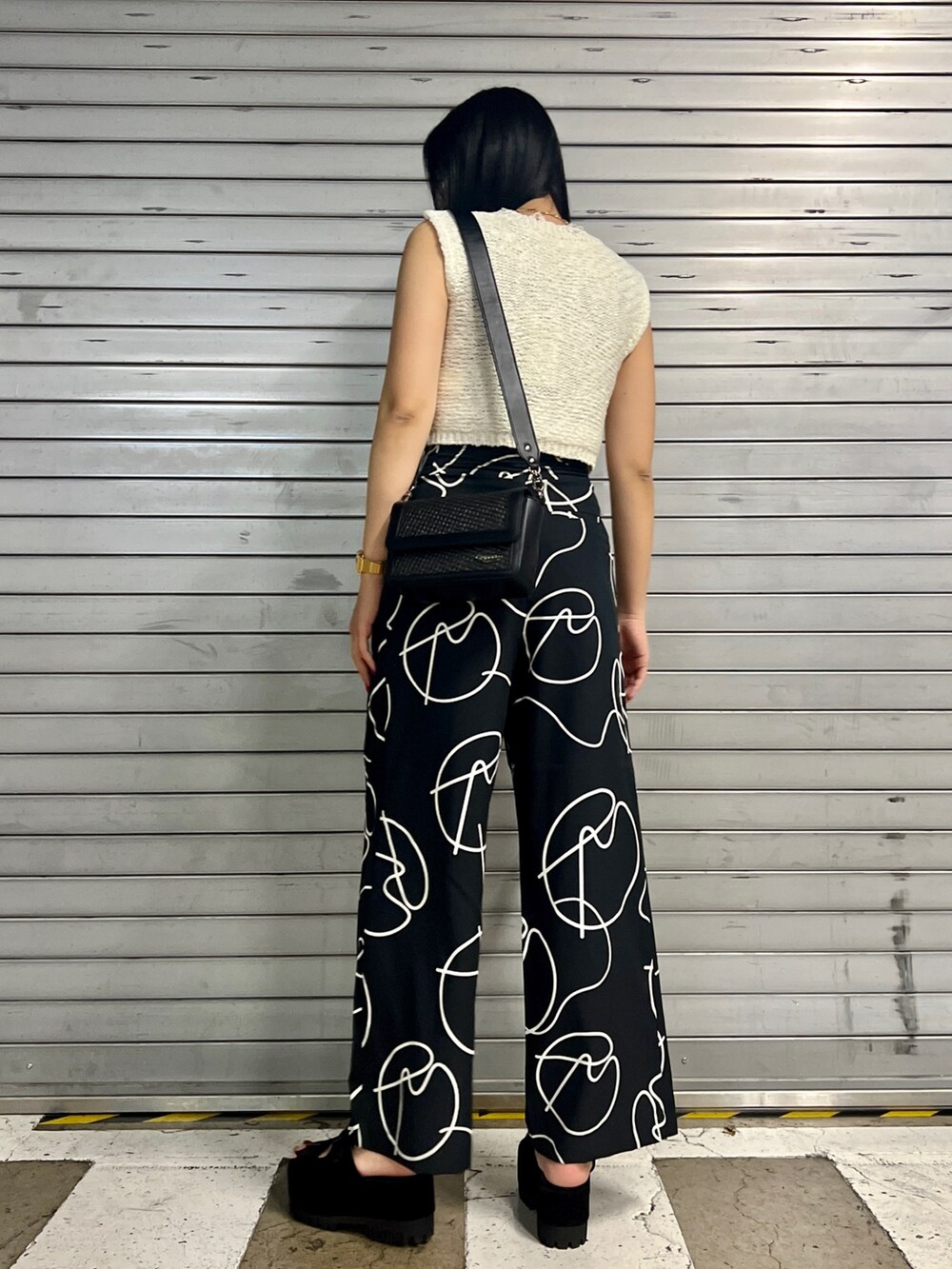 その他のその他パンツ、ブラック系のニット/セーター、ブラック系のサンダルを着用したレディースの夏コーディネートの3枚目の写真