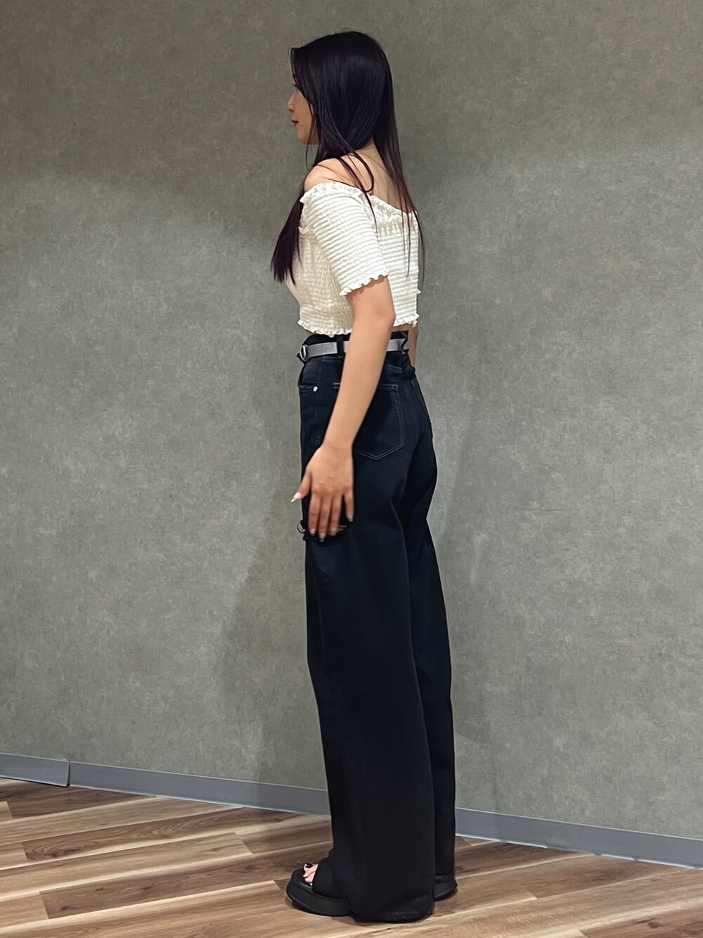 ホワイト系のTシャツ/カットソー、ブラック系のデニムパンツ、ブラック系のサンダルを着用したレディースの夏コーディネートの2枚目の写真