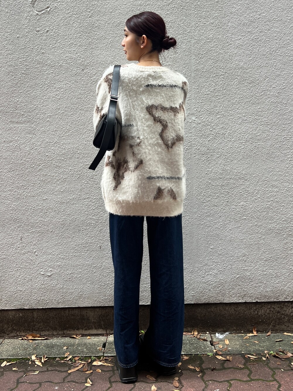 ブルー系のデニムパンツ、その他のローファー、ブラック系のハンドバッグを着用したレディースの秋コーディネートの3枚目の写真