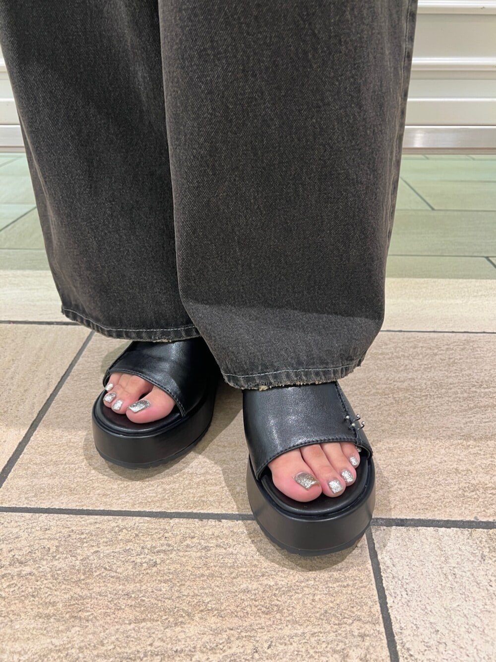 ブラック系のサンダル、ブラック系のスウェット、グレー系のその他パンツを着用したレディースの夏コーディネートの6枚目の写真