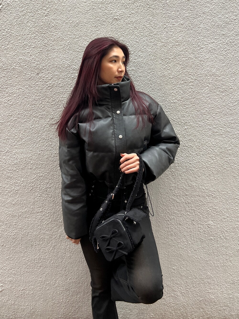 ブラック系のダウンジャケット/コート、ブラック系のデニムパンツ、ブラック系のブーツを着用したレディースの冬コーディネートの4枚目の写真