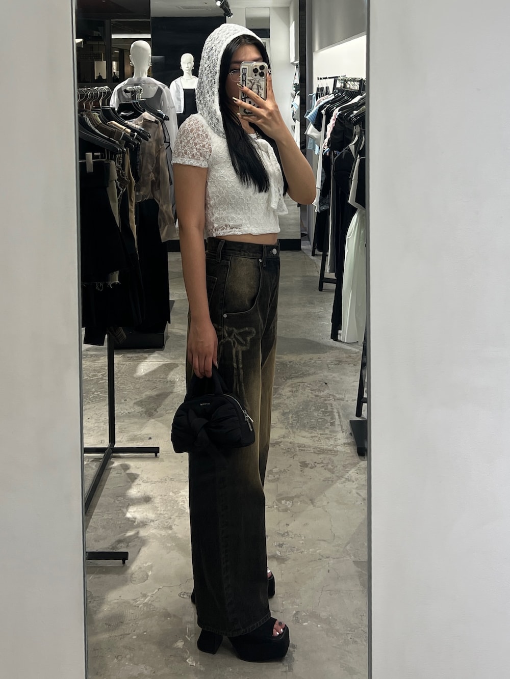 ホワイト系のTシャツ/カットソー、ホワイト系のニット/セーター、ブラック系のデニムパンツを着用したレディースの夏コーディネートの2枚目の写真