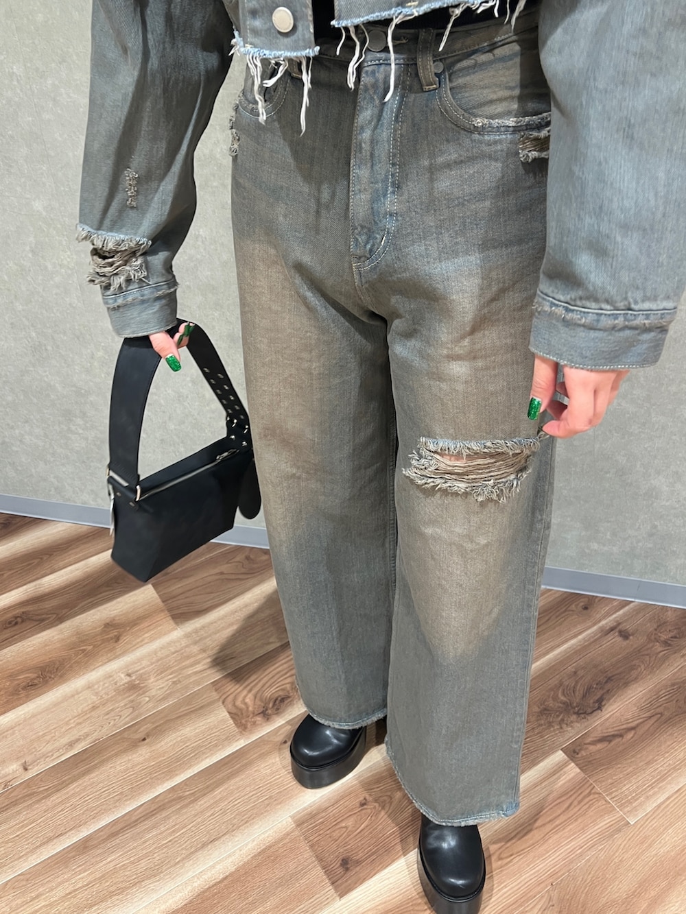 その他のニット/セーター、ブラック系のキャミソール、グレー系のデニムパンツを着用したレディースの冬コーディネートの5枚目の写真