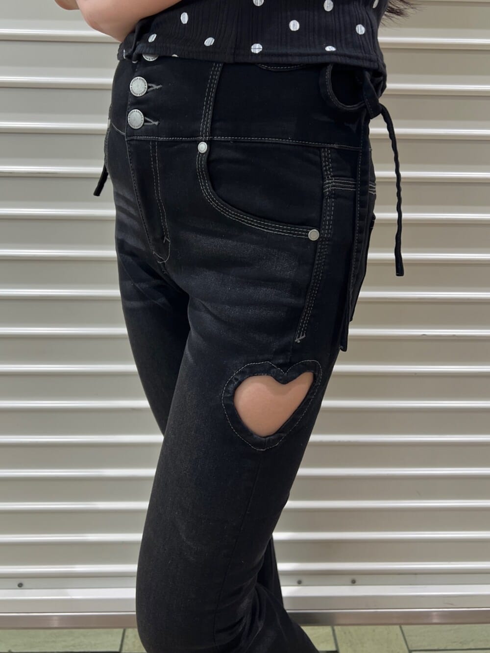 その他のTシャツ/カットソー、ブラック系のデニムパンツ、ブラック系のサンダルを着用したレディースの夏コーディネートの5枚目の写真