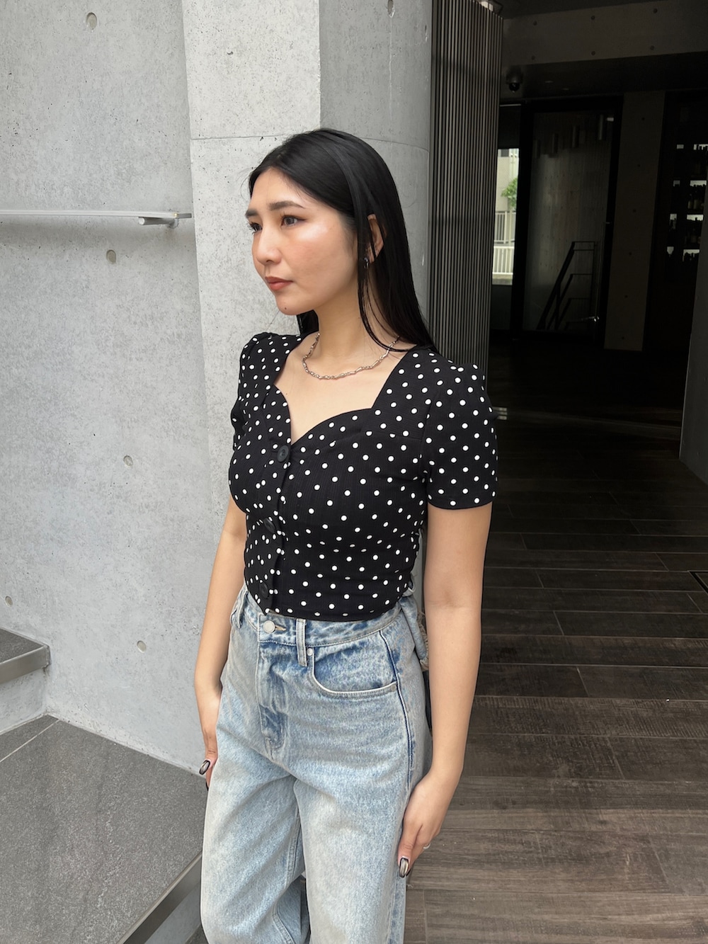その他のTシャツ/カットソー、ブルー系のデニムパンツ、ホワイト系のサンダルを着用したレディースの春コーディネートの6枚目の写真