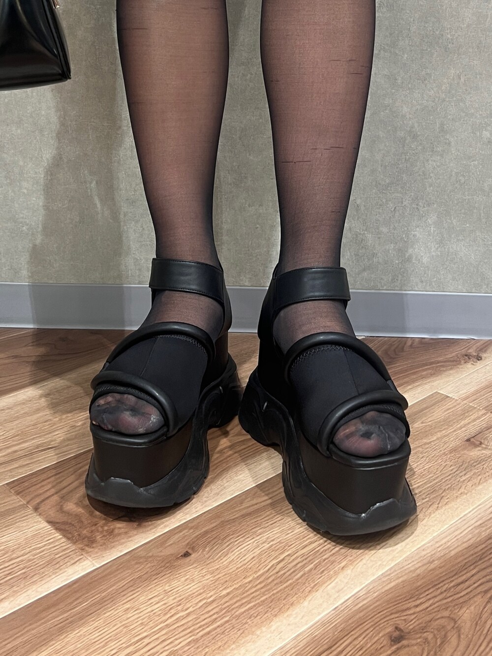 ブラック系のTシャツ/カットソー、ブラック系のデニムパンツ、ブラック系のサンダルを着用したレディースの春コーディネートの5枚目の写真