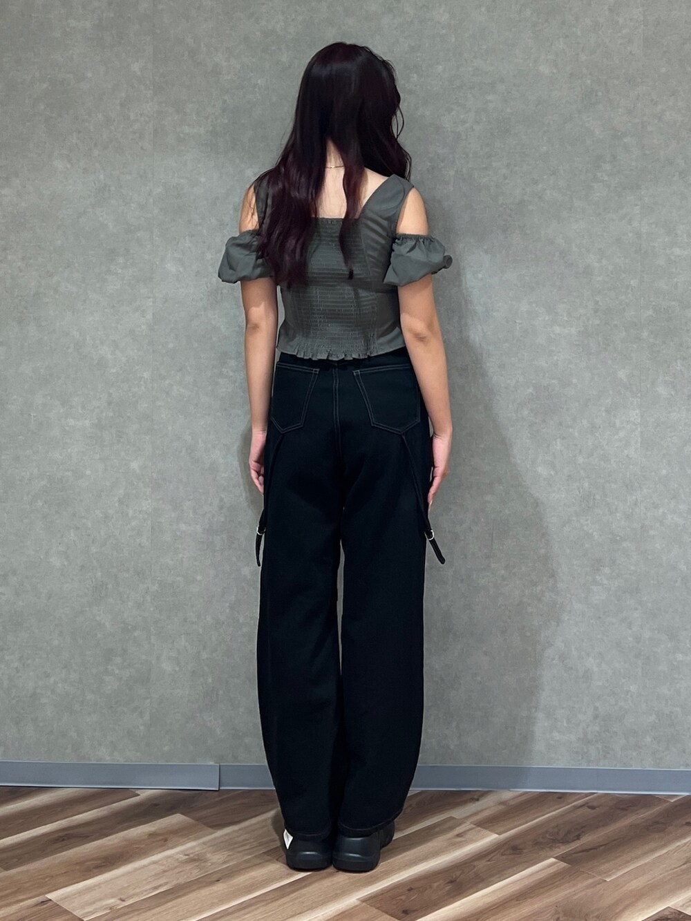 グリーン系のTシャツ/カットソー、ブラック系のデニムパンツ、ブラック系のサンダルを着用したレディースの夏コーディネートの4枚目の写真